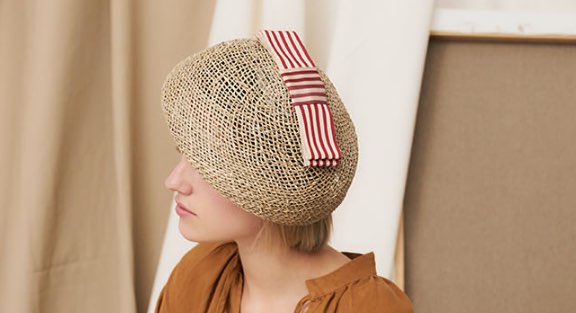 BÉRETS ET CASQUETTES EN PAILLE TRESSÉE